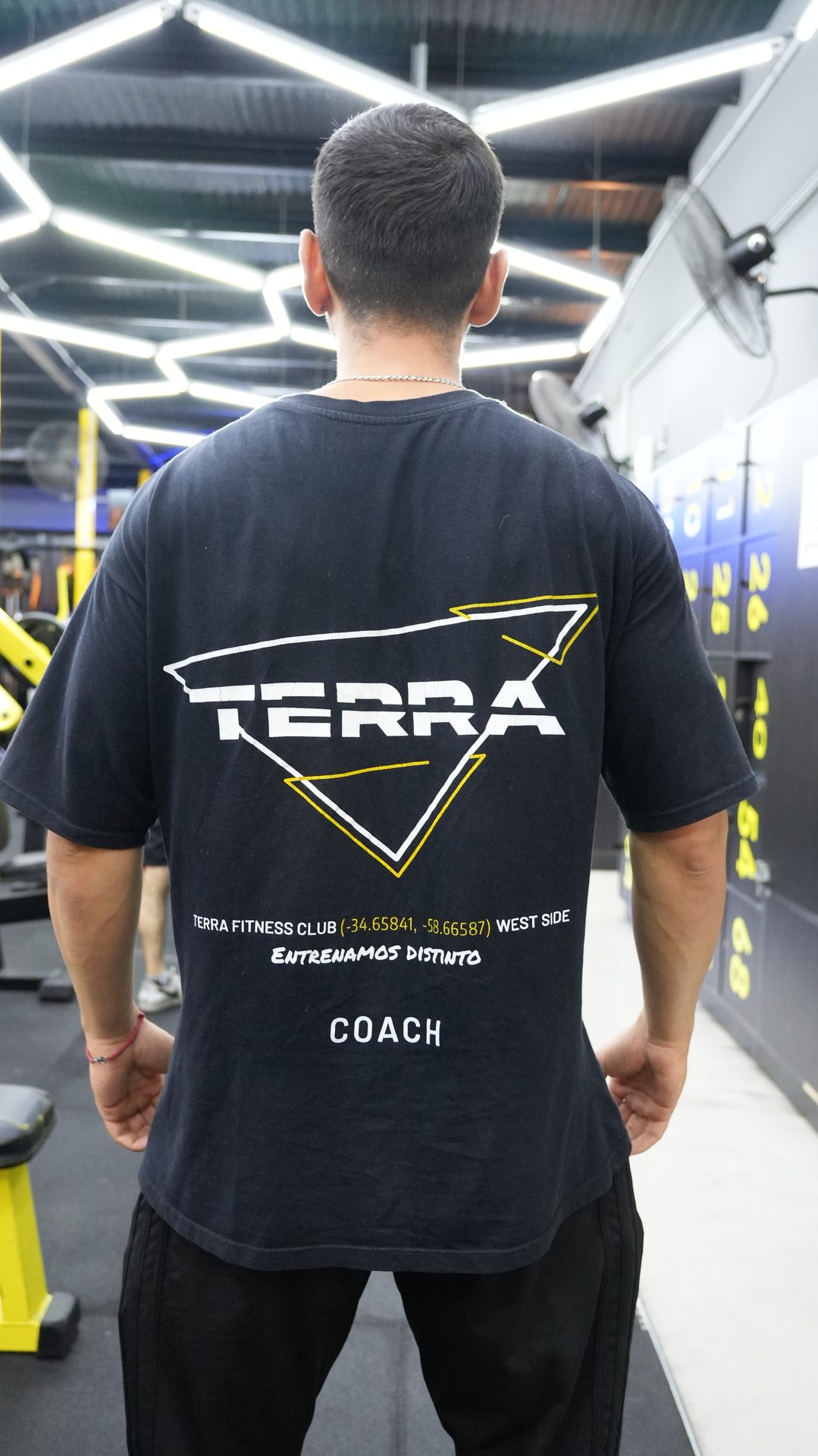 Entrenador de Terra Fitness supervisando entrenamiento